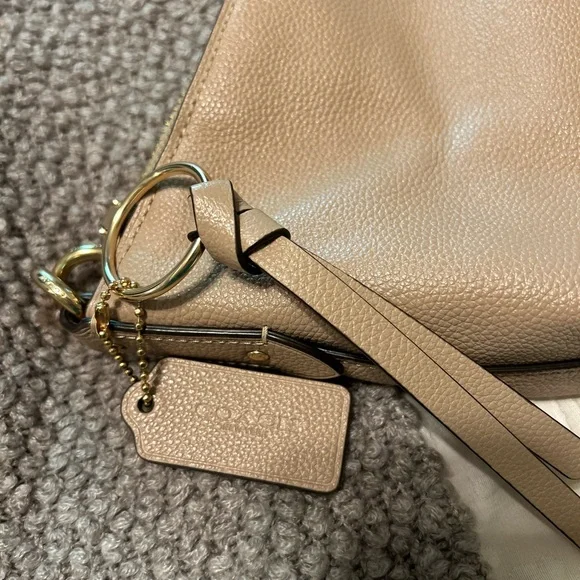 Coach Tan Shoulder Bag with Minimalist Design - Picture 4 of 9